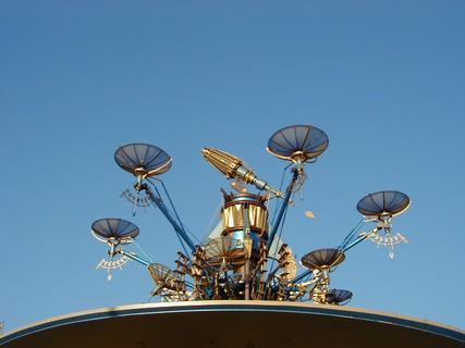 Satellite thingie in Tomorrowland<br>Location: <a href="https://www.google.com/maps/search/?api=1&query=33.81191,-117.91713" target="_new">Disneyland</a>